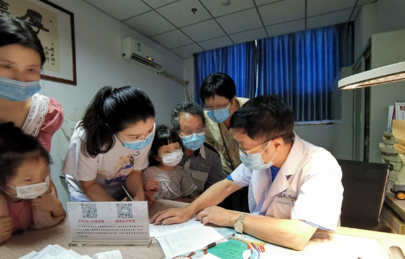 开学前合肥名人眼科医院斜弱视与小儿眼科“忙碌+温情”的就诊现场！1.png