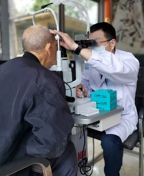 爱心传递进公园——莆田眼科医院爱眼护眼暖人心在凤凰山公园开展了“护眼爱眼进公园，情意暖人心”活动，主要服务项目包括眼视力测试、眼压、裂隙灯检查及白内障、翼状胬肉等眼科疾病筛查、眼保健咨询服务等2.png