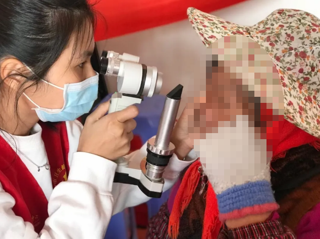 高山上的一抹志愿红—— 厦门眼科中心凤凰花“光明先锋”志愿服务队走进高山村落5.png