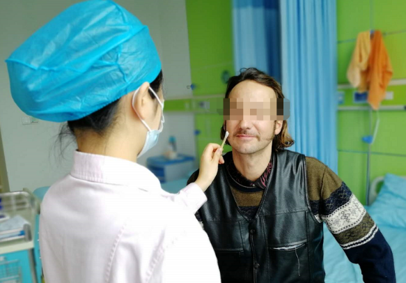 我看到了9个月亮，中国医生一招解决！“洋女婿”患白内障几近失明，在厦门眼科中心手术1.png