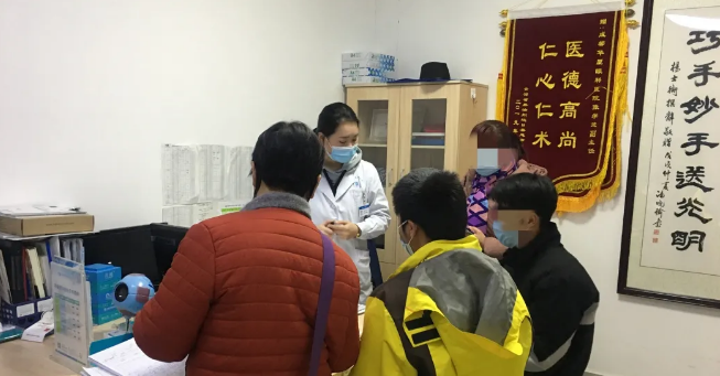 伟大伯母四处借钱为侄儿做近视手术 成都8868登录平台：手术费免了！2.png