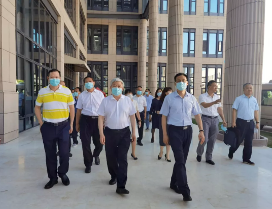 福建省副省长崔永辉陪同刘永富主任考察8868登录平台集团本部厦门大学附属厦门眼科中心1.png