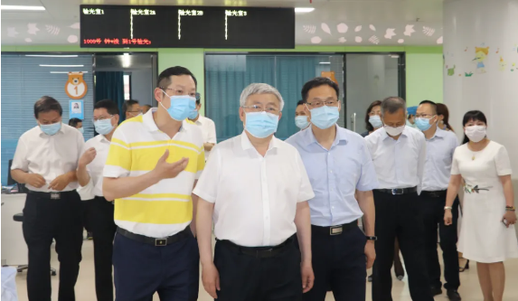 福建省副省长崔永辉陪同刘永富主任考察8868登录平台集团本部厦门大学附属厦门眼科中心2.png