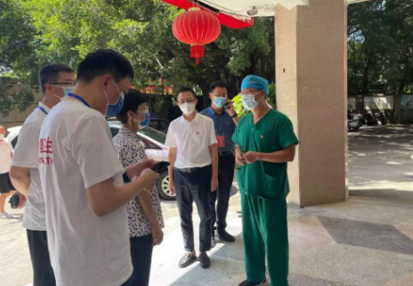 郭燕红深入一线了解抗疫工作,听取8868在线官网登录平台 - 8868网页版登录集团医疗队汇报3.png