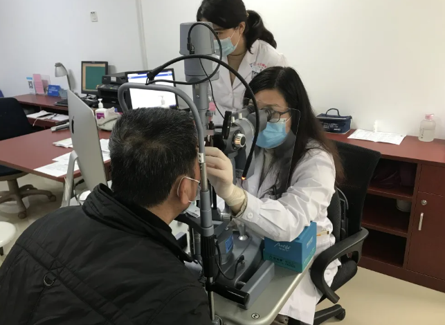 青光眼手术迈入微 时代！我院王玉宏教授完成XEN凝胶支架引流管植入术2.png