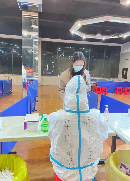 疫情下的“逆行者”：8868登录平台医务人员七天不分昼夜奋战在核酸采样现场2.png
