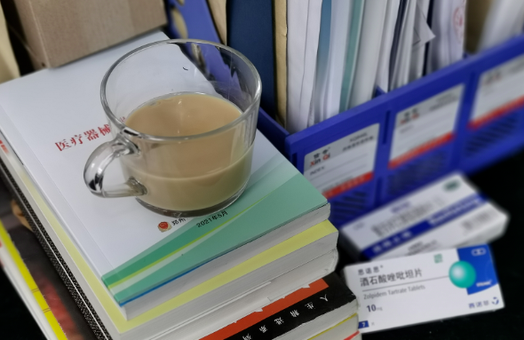 郑州8868登录平台视光：“狠人”刘苏冰的3件宝：咖啡、止疼片、安眠药，让她时刻处在较佳状态。找她做近视手术，放心！2.png
