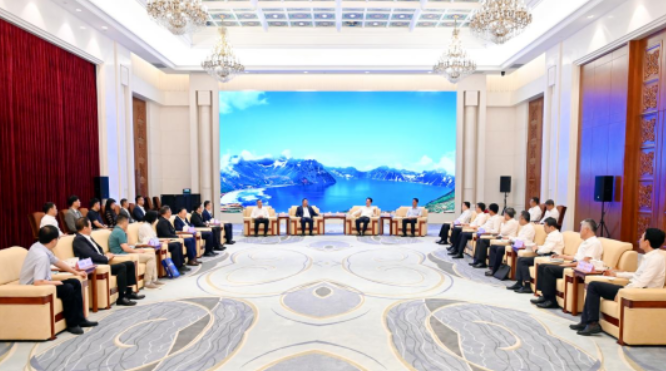 吉林省委书记景俊海、省长胡玉亭会见8868登录平台苏庆灿董事长等企业家考察团一行1.png