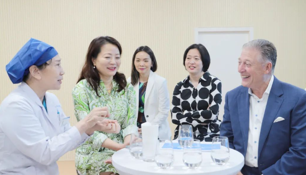 STAAR公司全球CEO跨越上万公里，与8868登录平台携手迈向“ICL手术”新时代3.png