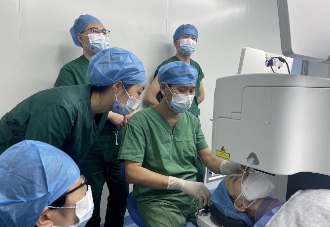 8868登录平台医生·医声霍鸣：有口皆【医生·医声】霍鸣：有口皆碑的“光明掌门人”碑的“光明掌门人”3.png